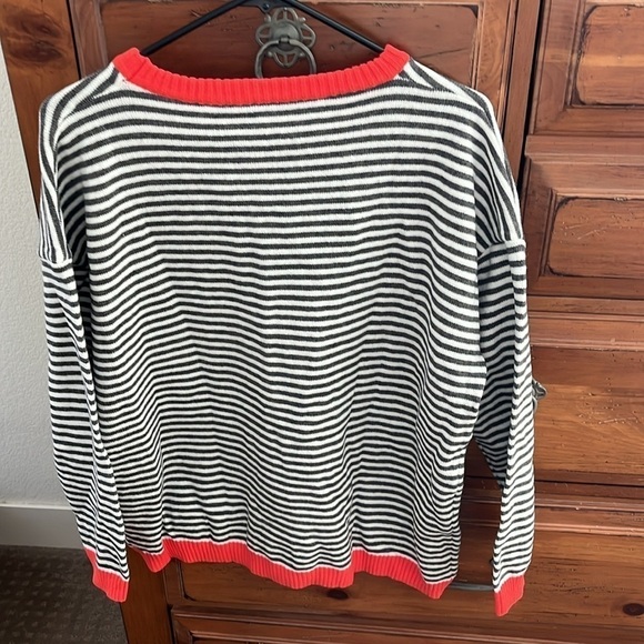 NWOT Women’s Gray And White Striped Sweater With Red Trim Size XXL - Picture 7 of 8